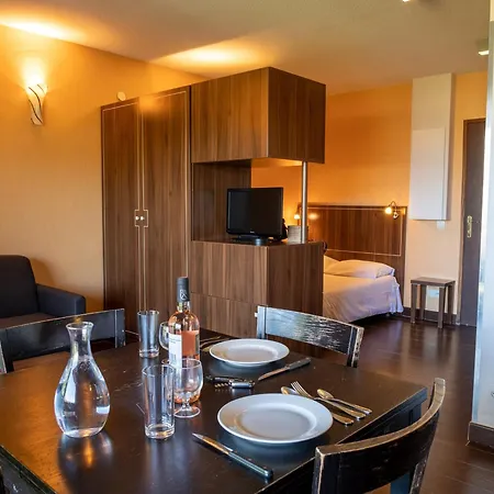 4 Pers Avec Terrasse, Piscine Chauffee, Parking - Chateau Des Magnans, - Fr-1-165b-16 Jausiers